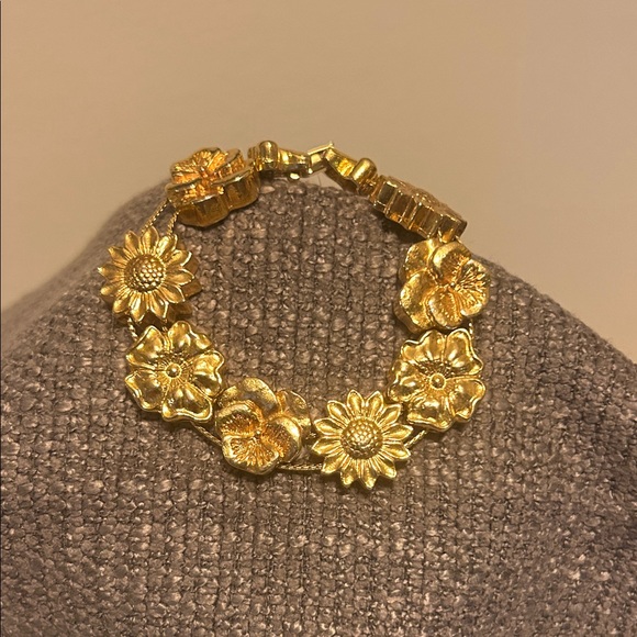 Jewelry - Gold Tone Floral Slider Bracelet